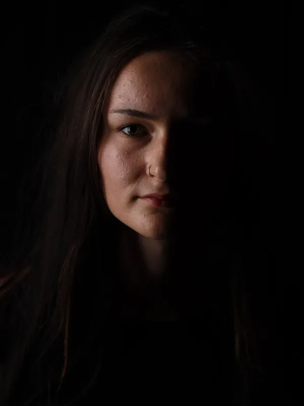 Low key portret djevojke u studijskoj rasvjeti